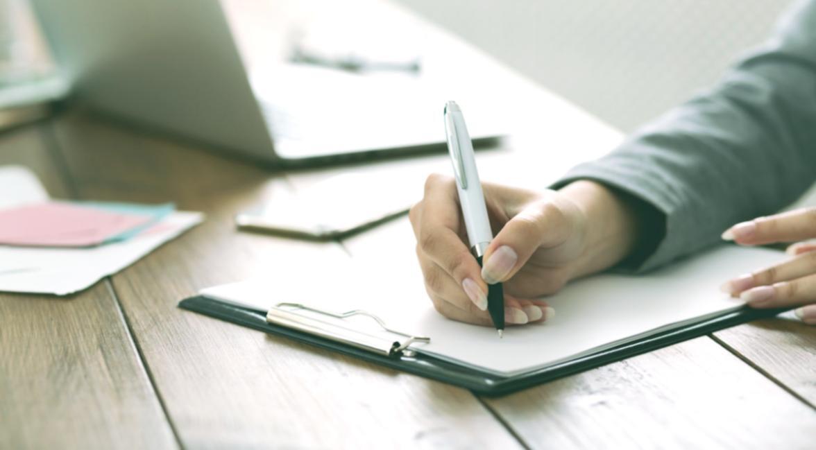 Deelnemers werken samen aan een spaarplan tijdens een workshop